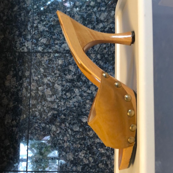 Manolo Blahnik Show Stoppers! - Picture 3 of 4